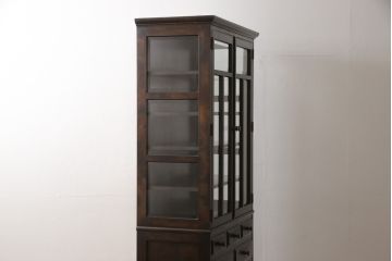 中古　国産　民芸家具　三面ガラス　重厚な色味とクラシカルな佇まいが魅力の重ねキャビネット(飾り棚、ガラスケース、ショーケース)(R-049887)