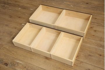 中古　国産　民芸家具　三面ガラス　重厚な色味とクラシカルな佇まいが魅力の重ねキャビネット(飾り棚、ガラスケース、ショーケース)(R-049887)