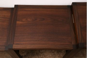 ヴィンテージ家具　北欧家具　北欧ビンテージ　ローズウッド材　シンプルで取り入れやすいネストテーブル(サイドテーブル、カフェテーブル)(R-049888)