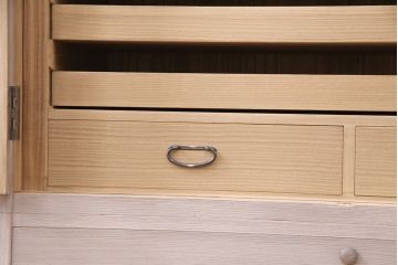 中古　伝統工芸士　吉沢昭次作　加茂製　かくし付き　当店オリジナルのホワイトカラーが目を惹く!スタイリッシュ和モダンな空間づくりにおすすめの総桐箪笥(桐タンス、加茂桐箪笥)(胴厚、柾目)(定価110万円)(R-049891)
