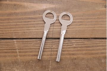 中古　伝統工芸士　吉沢昭次作　加茂製　かくし付き　当店オリジナルのホワイトカラーが目を惹く!スタイリッシュ和モダンな空間づくりにおすすめの総桐箪笥(桐タンス、加茂桐箪笥)(胴厚、柾目)(定価110万円)(R-049891)