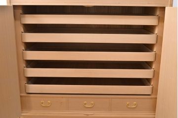 中古　広島・府中家具　松創　木匠多々納邦男　総柾目造り　胴厚　高級感と上品さを併せ持つ総桐箪笥(衣装箪笥、着物箪笥、和タンス、桐たんす)(定価約180万円)(R-049892)