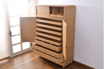 中古　広島・府中家具　松創　木匠多々納邦男　総柾目造り　胴厚　高級感と上品さを併せ持つ総桐箪笥(衣装箪笥、着物箪笥、和タンス、桐たんす)(定価約180万円)(R-049892)