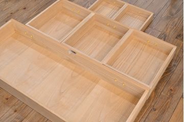 中古　広島・府中家具　松創　木匠多々納邦男　総柾目造り　胴厚　高級感と上品さを併せ持つ総桐箪笥(衣装箪笥、着物箪笥、和タンス、桐たんす)(定価約180万円)(R-049892)