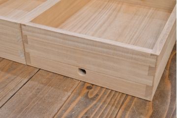 中古　広島・府中家具　松創　木匠多々納邦男　総柾目造り　胴厚　高級感と上品さを併せ持つ総桐箪笥(衣装箪笥、着物箪笥、和タンス、桐たんす)(定価約180万円)(R-049892)