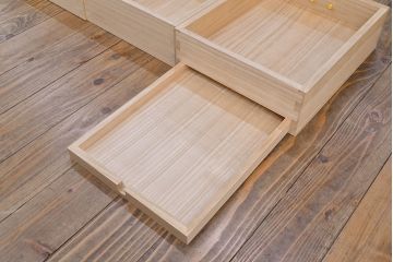 中古　広島・府中家具　松創　木匠多々納邦男　総柾目造り　胴厚　高級感と上品さを併せ持つ総桐箪笥(衣装箪笥、着物箪笥、和タンス、桐たんす)(定価約180万円)(R-049892)