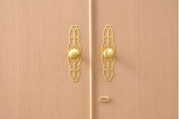 中古　広島・府中家具　松創　木匠多々納邦男　総柾目造り　胴厚　高級感と上品さを併せ持つ総桐箪笥(衣装箪笥、着物箪笥、和タンス、桐たんす)(定価約180万円)(R-049892)