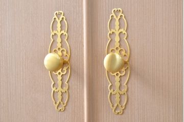 中古　広島・府中家具　松創　木匠多々納邦男　総柾目造り　胴厚　高級感と上品さを併せ持つ総桐箪笥(衣装箪笥、着物箪笥、和タンス、桐たんす)(定価約180万円)(R-049892)