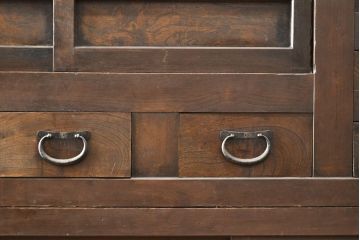 和製アンティーク　明治期　前面ヒノキ材　使い勝手の良い薄型!　近江箪笥の水屋サイドボード(収納棚、キャビネット)(R-049898)