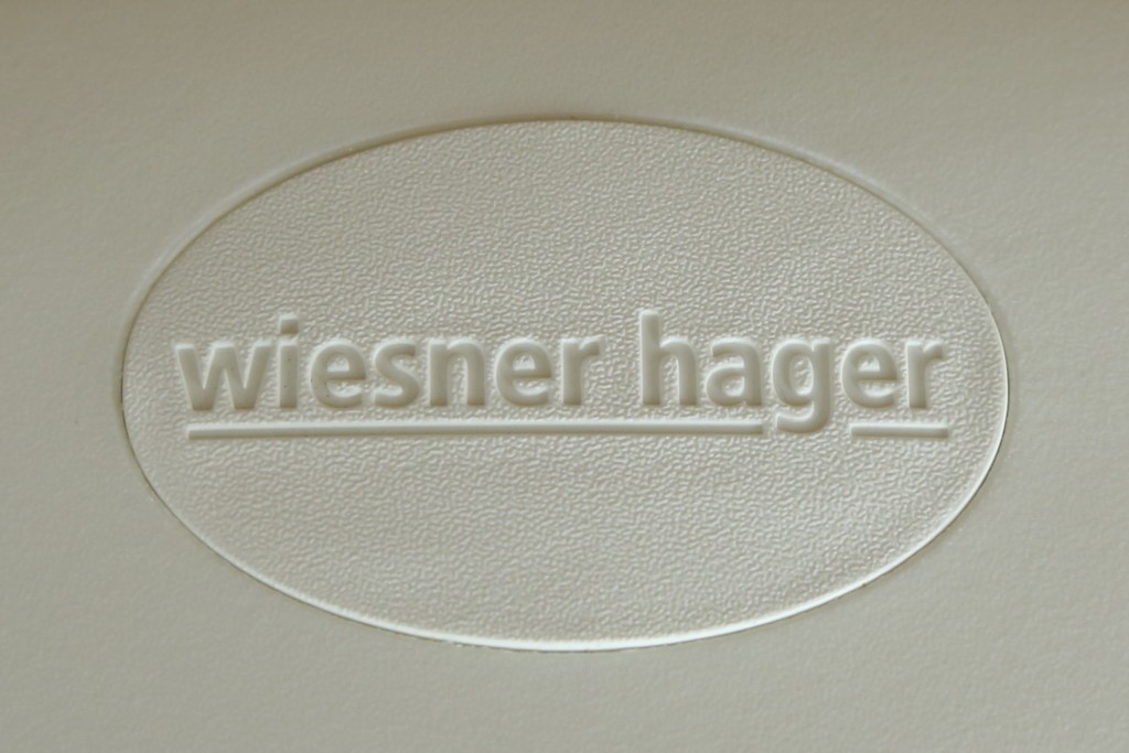 中古　オカムラ(OKAMURA)取り扱い　ウィスナーハーガー(wiesner hager)　スタッキングチェア2脚セット　定価約10万円　(R-049902)