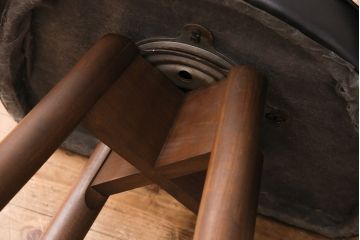 中古　海外ビンテージ　アメリカヴィンテージ　メンズライクなデザインが格好良い回転チェア(カウンタースツール、ハイスツール、ハイチェア、合皮)(R-049907)