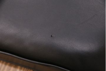 希少!　アメリカ製　emeco(エメコ)　本革とアルミフレームのクールなソファ(3人掛けソファ、3Pソファ)(R-049909)
