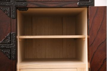 中古　展示品　極美品　岩谷堂箪笥　帆かけ船の図が施された金具が目を引くかくし付きの整理箪笥(収納タンス、和タンス、引き出し)(R-049913)