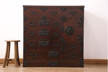 中古　展示品　極美品　岩谷堂箪笥　帆かけ船の図が施された金具が目を引くかくし付きの整理箪笥(収納タンス、和タンス、引き出し)(R-049913)
