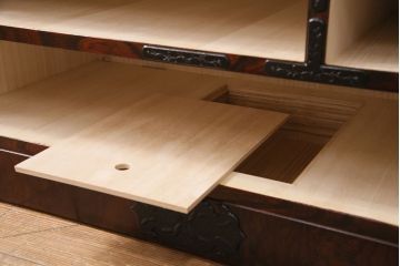 中古　展示品　極美品　岩谷堂箪笥　帆かけ船の図が施された金具が目を引くかくし付きの整理箪笥(収納タンス、和タンス、引き出し)(R-049913)