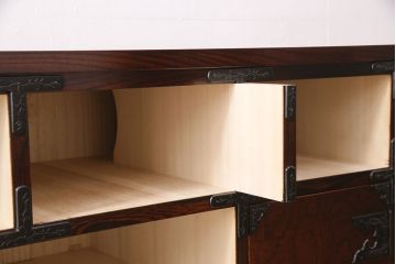 中古　展示品　極美品　岩谷堂箪笥　帆かけ船の図が施された金具が目を引くかくし付きの整理箪笥(収納タンス、和タンス、引き出し)(R-049913)