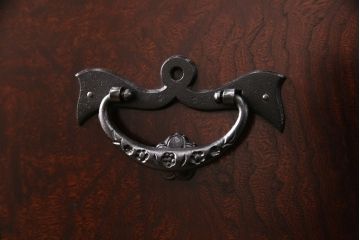 中古　展示品　極美品　岩谷堂箪笥　帆かけ船の図が施された金具が目を引くかくし付きの整理箪笥(収納タンス、和タンス、引き出し)(R-049913)