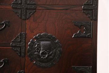 中古　展示品　極美品　岩谷堂箪笥　帆かけ船の図が施された金具が目を引くかくし付きの整理箪笥(収納タンス、和タンス、引き出し)(R-049913)