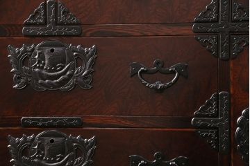 中古　展示品　極美品　岩谷堂箪笥　帆かけ船の図が施された金具が目を引くかくし付きの整理箪笥(収納タンス、和タンス、引き出し)(R-049913)
