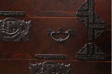 中古　展示品　極美品　岩谷堂箪笥　帆かけ船の図が施された金具が目を引くかくし付きの整理箪笥(収納タンス、和タンス、引き出し)(R-049913)