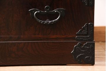 中古　展示品　極美品　岩谷堂箪笥　帆かけ船の図が施された金具が目を引くかくし付きの整理箪笥(収納タンス、和タンス、引き出し)(R-049913)