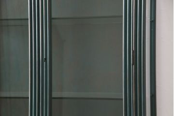 中古　美品　バロッサバレンティ(VARO,S.A. VALENTI)　アルタミラ205901SP　グリーンカラーが空間のアクセントになるガラスキャビネット(飾り棚、陳列棚、店舗什器)(定価約72万円)(R-049914)