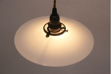 アンティーク照明　昭和初期　レトロな空間づくりにおすすめ!平笠シェードの吊り下げ照明(ペンダントライト、天井照明、電笠)(R-049921)