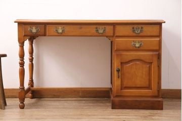 中古　横浜クラシック家具　ダニエル(Daniel)　クラシカルな佇まいが魅力の片袖机(定価約55万円)(R-049929)