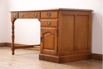 中古　横浜クラシック家具　ダニエル(Daniel)　クラシカルな佇まいが魅力の片袖机(定価約55万円)(R-049929)