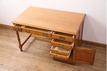 中古　横浜クラシック家具　ダニエル(Daniel)　クラシカルな佇まいが魅力の片袖机(定価約55万円)(R-049929)