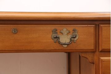 中古　横浜クラシック家具　ダニエル(Daniel)　クラシカルな佇まいが魅力の片袖机(定価約55万円)(R-049929)