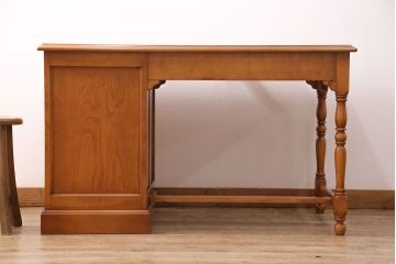 中古　横浜クラシック家具　ダニエル(Daniel)　クラシカルな佇まいが魅力の片袖机(定価約55万円)(R-049929)