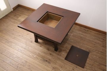 中古　九州民芸家具　ケヤキ材　和モダンな空間づくりにおすすめの囲炉裏テーブル(ダイニングテーブル、木製火鉢)(R-049931)