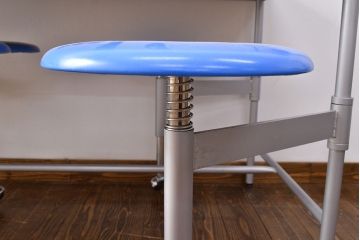 見た目のユニークさと機能性を兼ね備えた格納スツール6脚付きテーブル(6人用ダイニングテーブル、作業台)(R-049932)