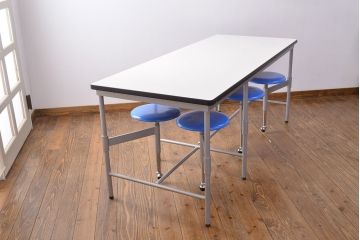 見た目のユニークさと機能性を兼ね備えた格納スツール6脚付きテーブル(6人用ダイニングテーブル、作業台)(R-049932)