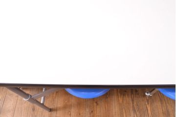 見た目のユニークさと機能性を兼ね備えた格納スツール6脚付きテーブル(6人用ダイニングテーブル、作業台)(R-049932)