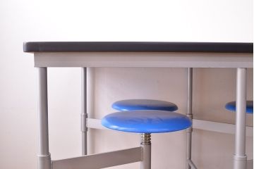 見た目のユニークさと機能性を兼ね備えた格納スツール6脚付きテーブル(6人用ダイニングテーブル、作業台)(R-049932)