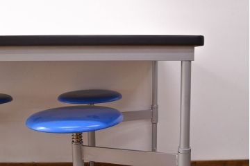 見た目のユニークさと機能性を兼ね備えた格納スツール6脚付きテーブル(6人用ダイニングテーブル、作業台)(R-049932)