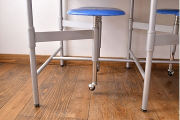 見た目のユニークさと機能性を兼ね備えた格納スツール6脚付きテーブル(6人用ダイニングテーブル、作業台)(R-049932)