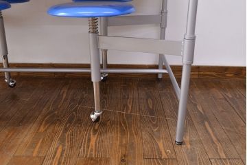 見た目のユニークさと機能性を兼ね備えた格納スツール6脚付きテーブル(6人用ダイニングテーブル、作業台)(R-049932)