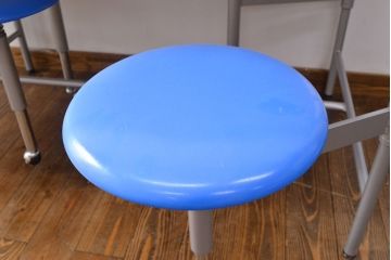 見た目のユニークさと機能性を兼ね備えた格納スツール6脚付きテーブル(6人用ダイニングテーブル、作業台)(R-049932)
