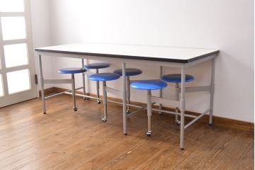 見た目のユニークさと機能性を兼ね備えた格納スツール6脚付きテーブル(6人用ダイニングテーブル、作業台)(R-049933)