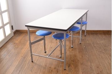 見た目のユニークさと機能性を兼ね備えた格納スツール6脚付きテーブル(6人用ダイニングテーブル、作業台)(R-049933)