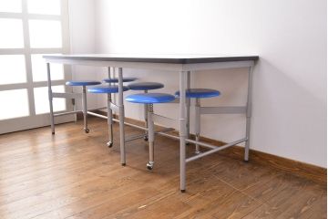 見た目のユニークさと機能性を兼ね備えた格納スツール6脚付きテーブル(6人用ダイニングテーブル、作業台)(R-049933)