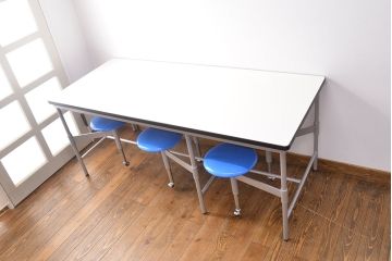 見た目のユニークさと機能性を兼ね備えた格納スツール6脚付きテーブル(6人用ダイニングテーブル、作業台)(R-049933)