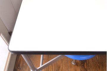 見た目のユニークさと機能性を兼ね備えた格納スツール6脚付きテーブル(6人用ダイニングテーブル、作業台)(R-049933)