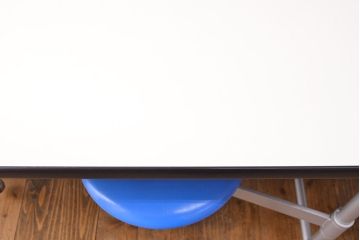 見た目のユニークさと機能性を兼ね備えた格納スツール6脚付きテーブル(6人用ダイニングテーブル、作業台)(R-049933)