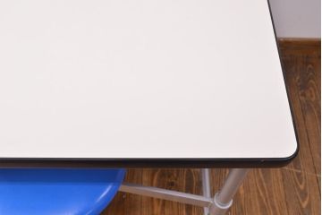 見た目のユニークさと機能性を兼ね備えた格納スツール6脚付きテーブル(6人用ダイニングテーブル、作業台)(R-049933)