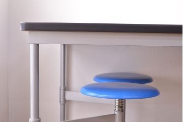 見た目のユニークさと機能性を兼ね備えた格納スツール6脚付きテーブル(6人用ダイニングテーブル、作業台)(R-049933)