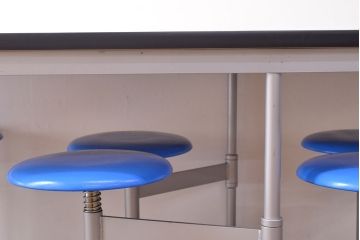 見た目のユニークさと機能性を兼ね備えた格納スツール6脚付きテーブル(6人用ダイニングテーブル、作業台)(R-049933)